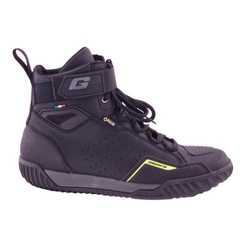 Scarpa tecnica Gaerne pensata per il motociclista dal look sportivo, protettiva e confortevole.